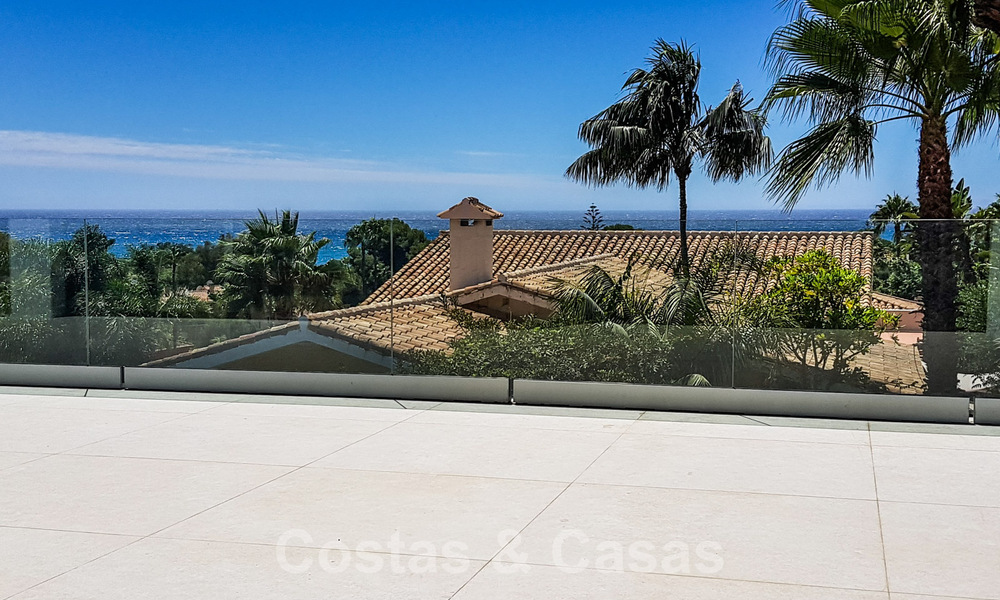 Instapklare, gerenoveerde eigentijdse beachside villa met panoramisch zeezicht te koop in oost Marbella 32785