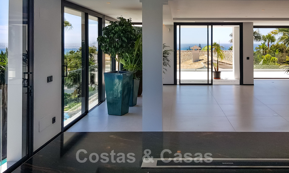 Instapklare, gerenoveerde eigentijdse beachside villa met panoramisch zeezicht te koop in oost Marbella 32786