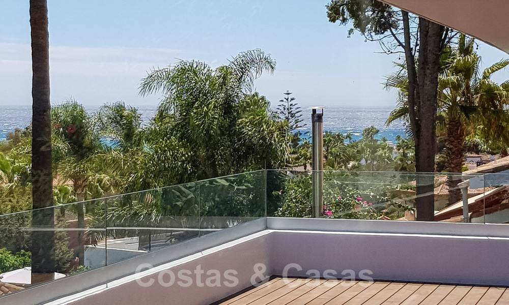 Instapklare, gerenoveerde eigentijdse beachside villa met panoramisch zeezicht te koop in oost Marbella 32788