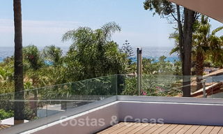 Instapklare, gerenoveerde eigentijdse beachside villa met panoramisch zeezicht te koop in oost Marbella 32788 