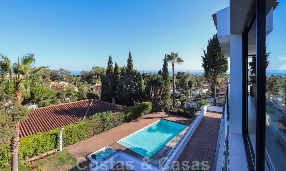 Instapklare, gerenoveerde eigentijdse beachside villa met panoramisch zeezicht te koop in oost Marbella 32793