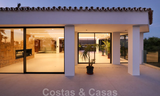 Instapklare, gerenoveerde eigentijdse beachside villa met panoramisch zeezicht te koop in oost Marbella 32795 