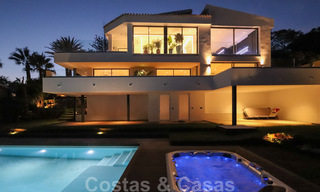 Instapklare, gerenoveerde eigentijdse beachside villa met panoramisch zeezicht te koop in oost Marbella 32801 