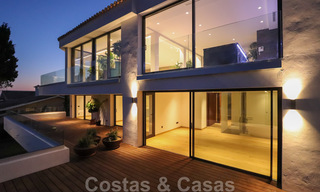 Instapklare, gerenoveerde eigentijdse beachside villa met panoramisch zeezicht te koop in oost Marbella 32802 