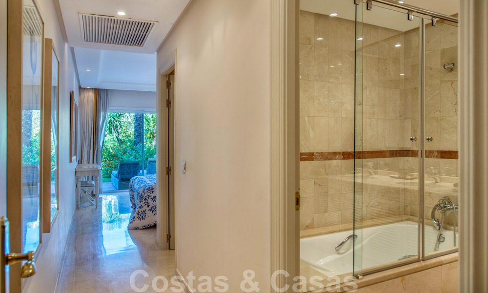 4-Slaapkamer luxeappartement te koop in een eerstelijns strandcomplex op wandelafstand van Puerto Banus in Marbella 32833