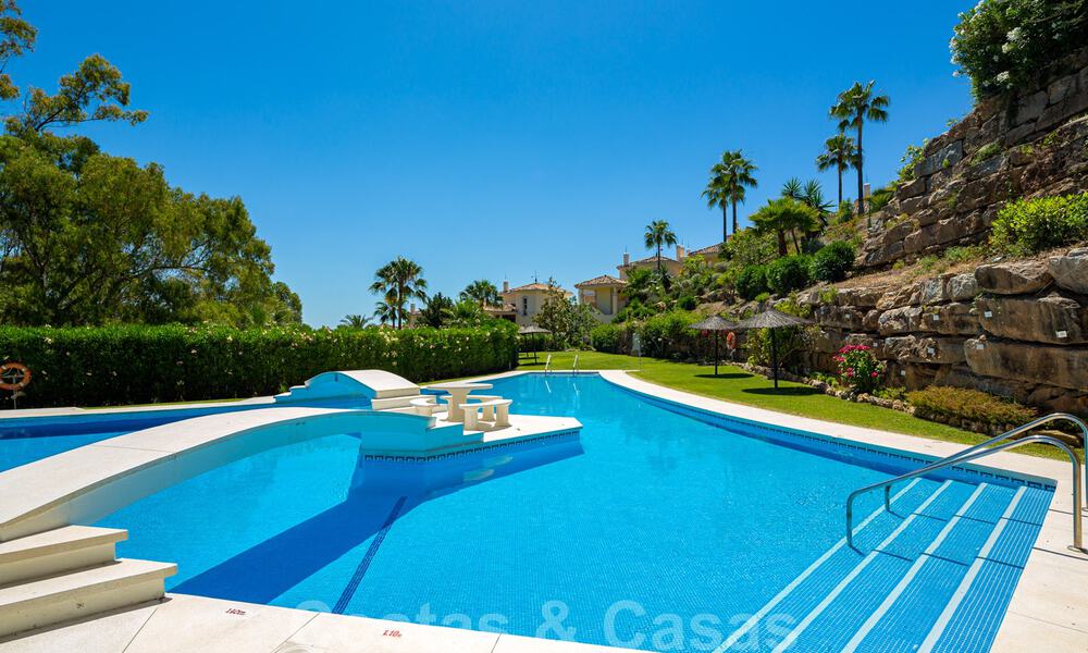 Prachtig eigentijds gerenoveerd, zuid gericht, luxe tuinappartement te koop in Nueva Andalucia, Marbella 32890