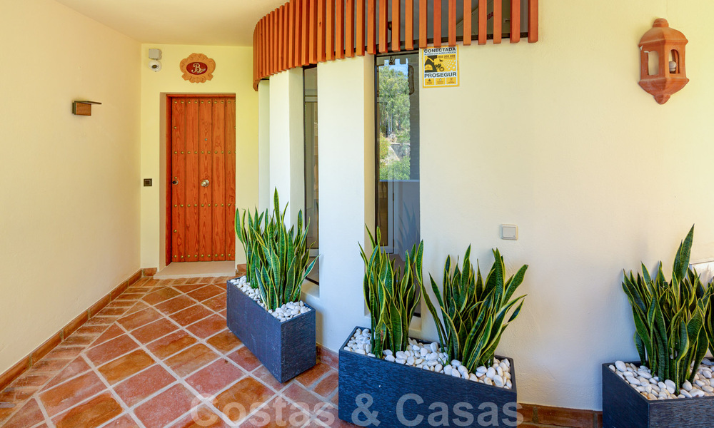Prachtig eigentijds gerenoveerd, zuid gericht, luxe tuinappartement te koop in Nueva Andalucia, Marbella 32897