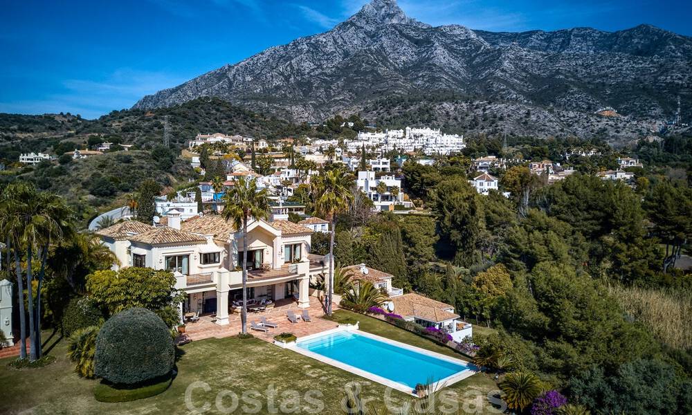 Luxevilla te koop in een klassieke-mediterrane stijl met prachtig zeezicht in een gated community op de Golden Mile, Marbella 32993