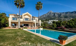 Luxevilla te koop in een klassieke-mediterrane stijl met prachtig zeezicht in een gated community op de Golden Mile, Marbella 33005 