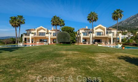 Twee naast elkaar gelegen luxevilla´s te koop op één domein gebouwd in een klassieke-mediterrane stijl met schitterend panoramisch zeezicht in een gated community op de Golden Mile, Marbella 33051