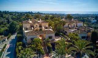 Twee naast elkaar gelegen luxevilla´s te koop op één domein gebouwd in een klassieke-mediterrane stijl met schitterend panoramisch zeezicht in een gated community op de Golden Mile, Marbella 33053 