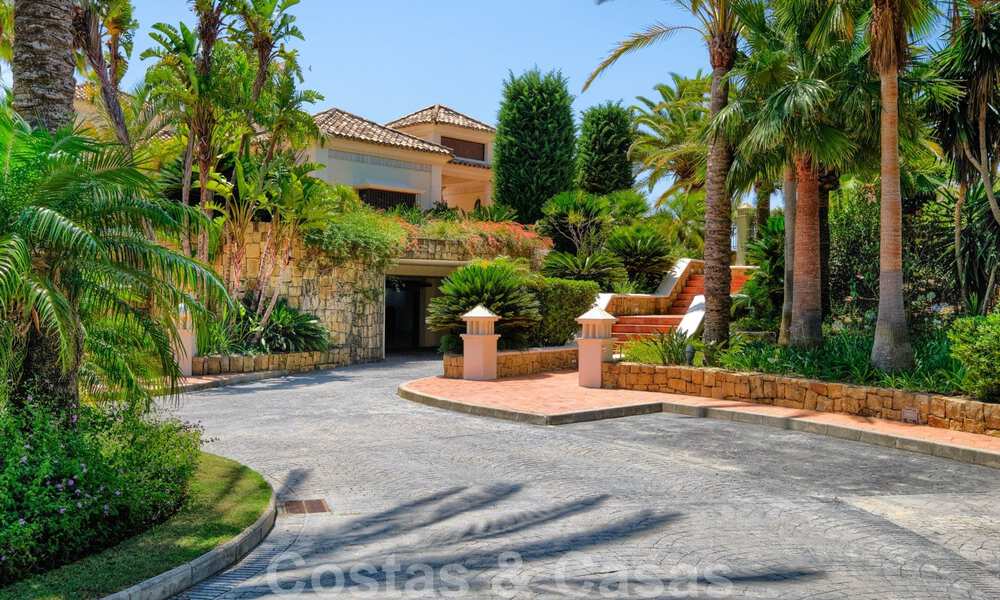 Twee naast elkaar gelegen luxevilla´s te koop op één domein gebouwd in een klassieke-mediterrane stijl met schitterend panoramisch zeezicht in een gated community op de Golden Mile, Marbella 33060