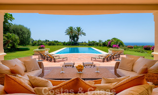 Twee naast elkaar gelegen luxevilla´s te koop op één domein gebouwd in een klassieke-mediterrane stijl met schitterend panoramisch zeezicht in een gated community op de Golden Mile, Marbella 33062 
