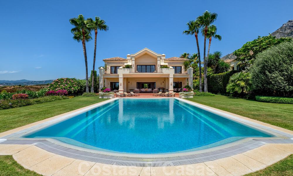 Twee naast elkaar gelegen luxevilla´s te koop op één domein gebouwd in een klassieke-mediterrane stijl met schitterend panoramisch zeezicht in een gated community op de Golden Mile, Marbella 33067