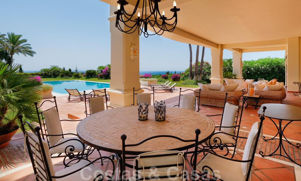 Twee naast elkaar gelegen luxevilla´s te koop op één domein gebouwd in een klassieke-mediterrane stijl met schitterend panoramisch zeezicht in een gated community op de Golden Mile, Marbella 33074