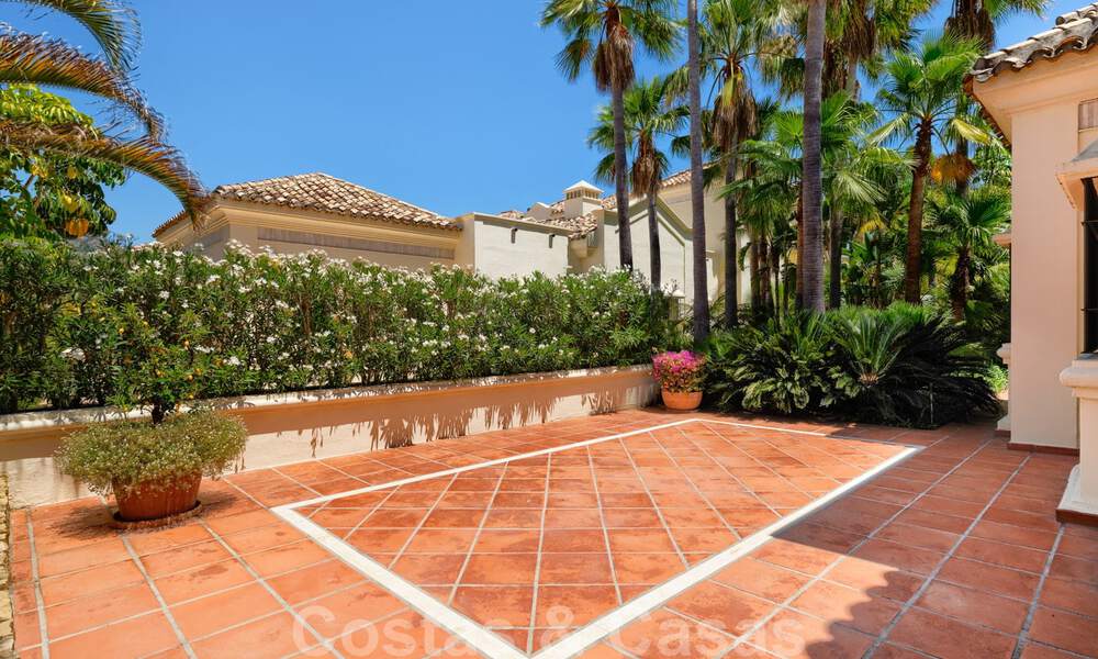 Twee naast elkaar gelegen luxevilla´s te koop op één domein gebouwd in een klassieke-mediterrane stijl met schitterend panoramisch zeezicht in een gated community op de Golden Mile, Marbella 33079