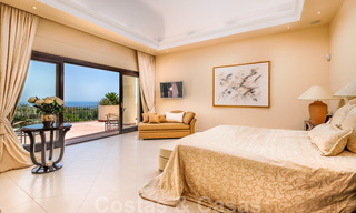 Twee naast elkaar gelegen luxevilla´s te koop op één domein gebouwd in een klassieke-mediterrane stijl met schitterend panoramisch zeezicht in een gated community op de Golden Mile, Marbella 33086 