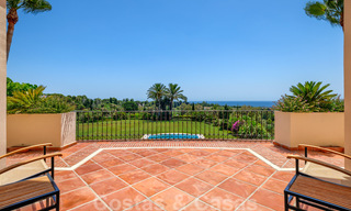 Twee naast elkaar gelegen luxevilla´s te koop op één domein gebouwd in een klassieke-mediterrane stijl met schitterend panoramisch zeezicht in een gated community op de Golden Mile, Marbella 33088 