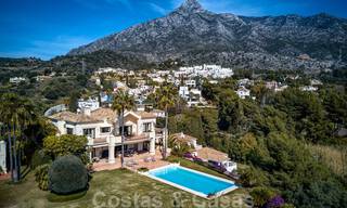 Twee naast elkaar gelegen luxevilla´s te koop op één domein gebouwd in een klassieke-mediterrane stijl met schitterend panoramisch zeezicht in een gated community op de Golden Mile, Marbella 33123 