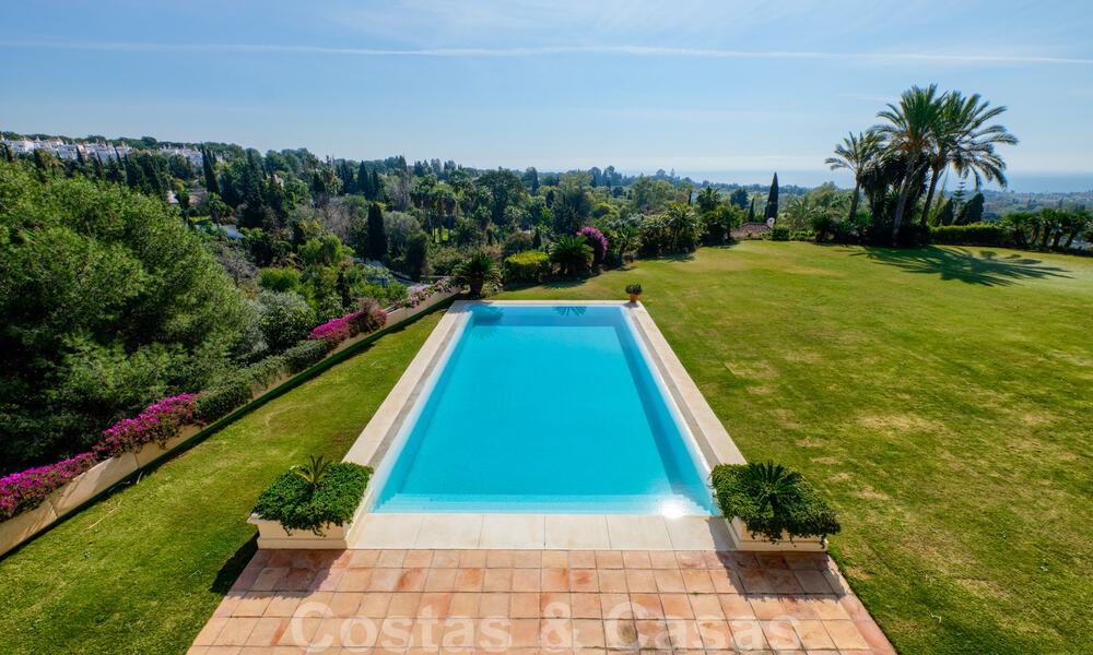 Twee naast elkaar gelegen luxevilla´s te koop op één domein gebouwd in een klassieke-mediterrane stijl met schitterend panoramisch zeezicht in een gated community op de Golden Mile, Marbella 33124