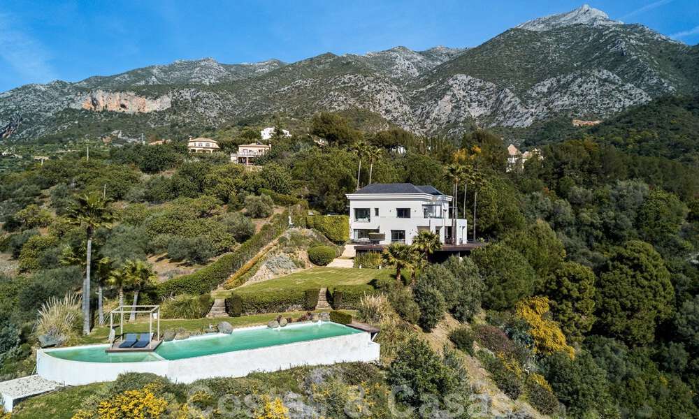 Eigentijdse villa te koop te midden de natuur met verbluffend uitzicht over het meer, de bergen en de zee vlak bij Marbella 33125