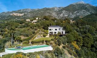 Eigentijdse villa te koop te midden de natuur met verbluffend uitzicht over het meer, de bergen en de zee vlak bij Marbella 33125 