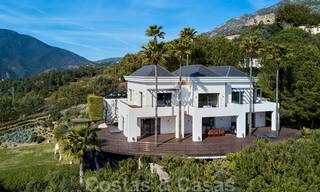Eigentijdse villa te koop te midden de natuur met verbluffend uitzicht over het meer, de bergen en de zee vlak bij Marbella 33126 