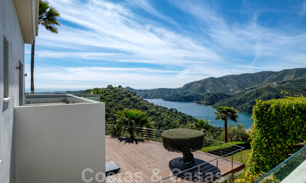 Eigentijdse villa te koop te midden de natuur met verbluffend uitzicht over het meer, de bergen en de zee vlak bij Marbella 33131