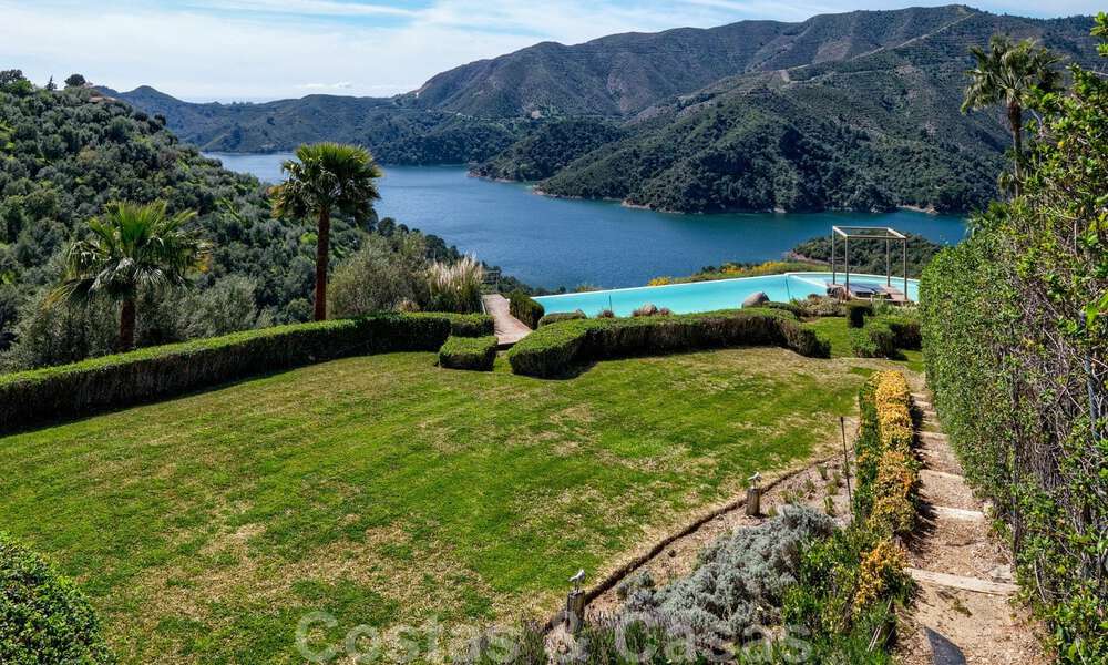 Eigentijdse villa te koop te midden de natuur met verbluffend uitzicht over het meer, de bergen en de zee vlak bij Marbella 33132