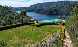Eigentijdse villa te koop te midden de natuur met verbluffend uitzicht over het meer, de bergen en de zee vlak bij Marbella 33132 