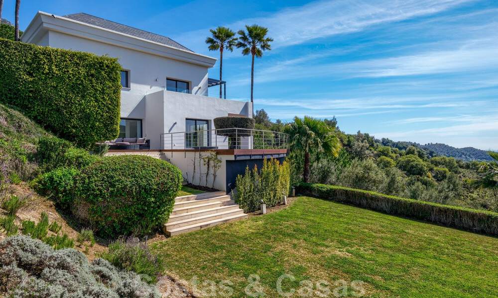 Eigentijdse villa te koop te midden de natuur met verbluffend uitzicht over het meer, de bergen en de zee vlak bij Marbella 33133