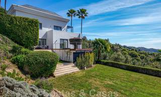 Eigentijdse villa te koop te midden de natuur met verbluffend uitzicht over het meer, de bergen en de zee vlak bij Marbella 33133 
