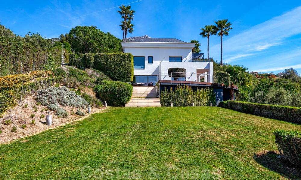 Eigentijdse villa te koop te midden de natuur met verbluffend uitzicht over het meer, de bergen en de zee vlak bij Marbella 33134
