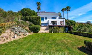 Eigentijdse villa te koop te midden de natuur met verbluffend uitzicht over het meer, de bergen en de zee vlak bij Marbella 33134 