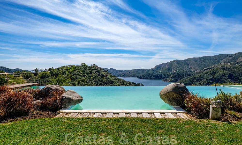 Eigentijdse villa te koop te midden de natuur met verbluffend uitzicht over het meer, de bergen en de zee vlak bij Marbella 33135