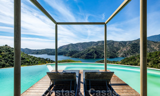 Eigentijdse villa te koop te midden de natuur met verbluffend uitzicht over het meer, de bergen en de zee vlak bij Marbella 33136 