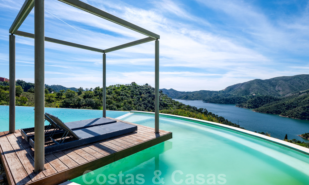 Eigentijdse villa te koop te midden de natuur met verbluffend uitzicht over het meer, de bergen en de zee vlak bij Marbella 33137