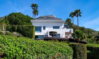 Eigentijdse villa te koop te midden de natuur met verbluffend uitzicht over het meer, de bergen en de zee vlak bij Marbella 33138 