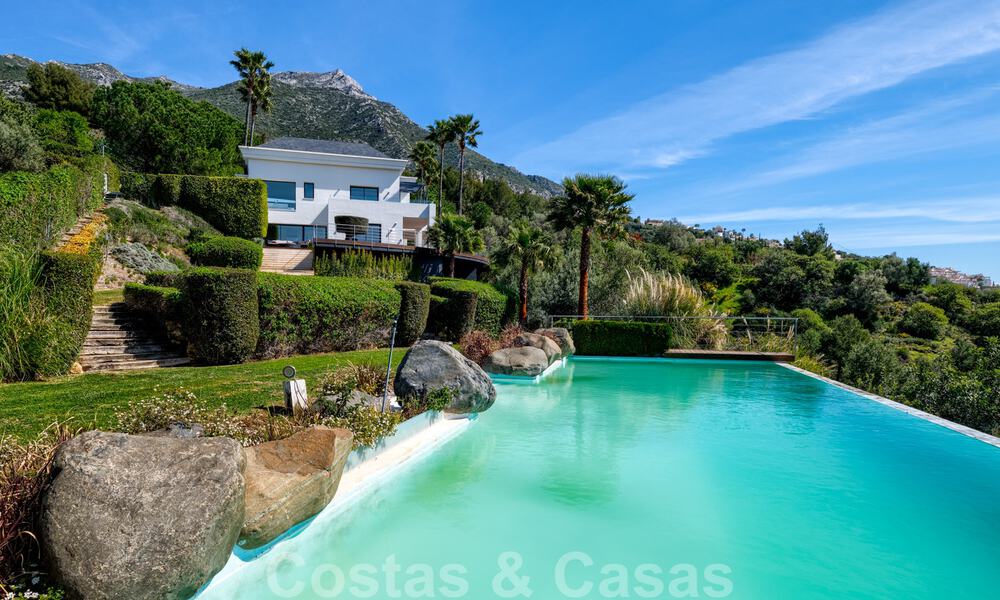 Eigentijdse villa te koop te midden de natuur met verbluffend uitzicht over het meer, de bergen en de zee vlak bij Marbella 33141