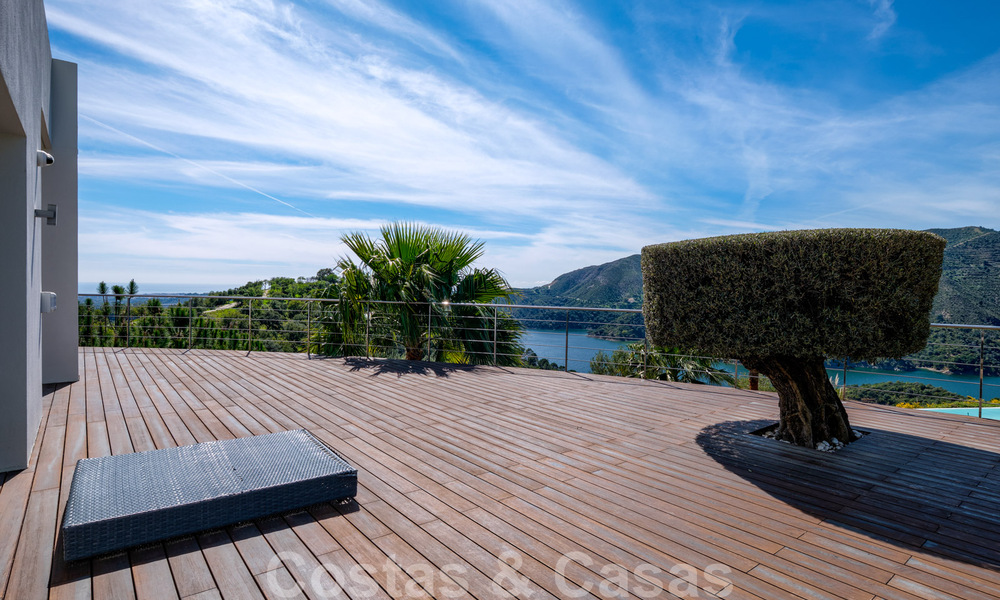 Eigentijdse villa te koop te midden de natuur met verbluffend uitzicht over het meer, de bergen en de zee vlak bij Marbella 33143