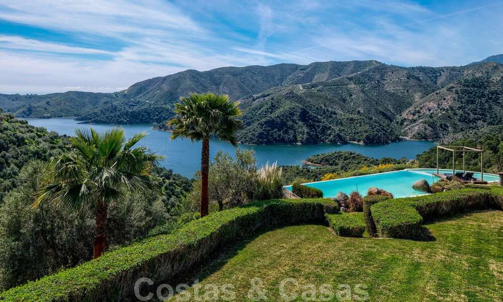 Eigentijdse villa te koop te midden de natuur met verbluffend uitzicht over het meer, de bergen en de zee vlak bij Marbella 33144