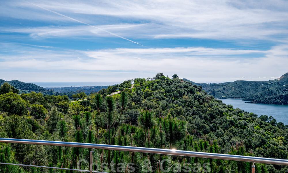 Eigentijdse villa te koop te midden de natuur met verbluffend uitzicht over het meer, de bergen en de zee vlak bij Marbella 33145