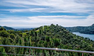 Eigentijdse villa te koop te midden de natuur met verbluffend uitzicht over het meer, de bergen en de zee vlak bij Marbella 33145 