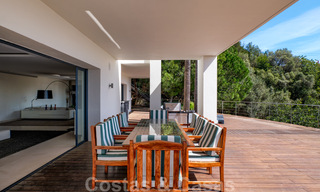 Eigentijdse villa te koop te midden de natuur met verbluffend uitzicht over het meer, de bergen en de zee vlak bij Marbella 33146 