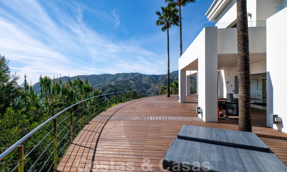 Eigentijdse villa te koop te midden de natuur met verbluffend uitzicht over het meer, de bergen en de zee vlak bij Marbella 33147