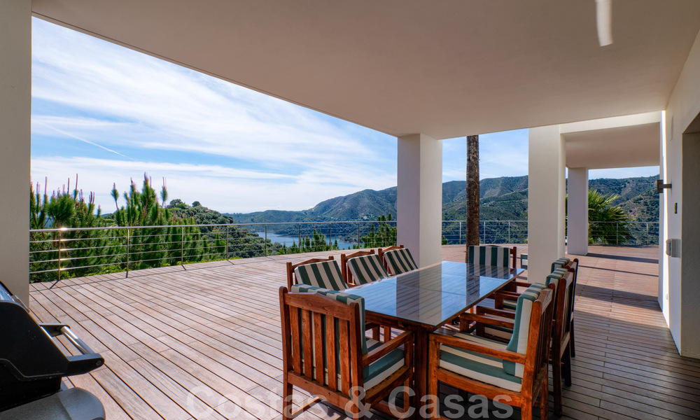 Eigentijdse villa te koop te midden de natuur met verbluffend uitzicht over het meer, de bergen en de zee vlak bij Marbella 33148