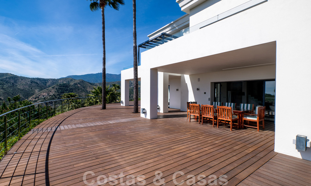 Eigentijdse villa te koop te midden de natuur met verbluffend uitzicht over het meer, de bergen en de zee vlak bij Marbella 33149