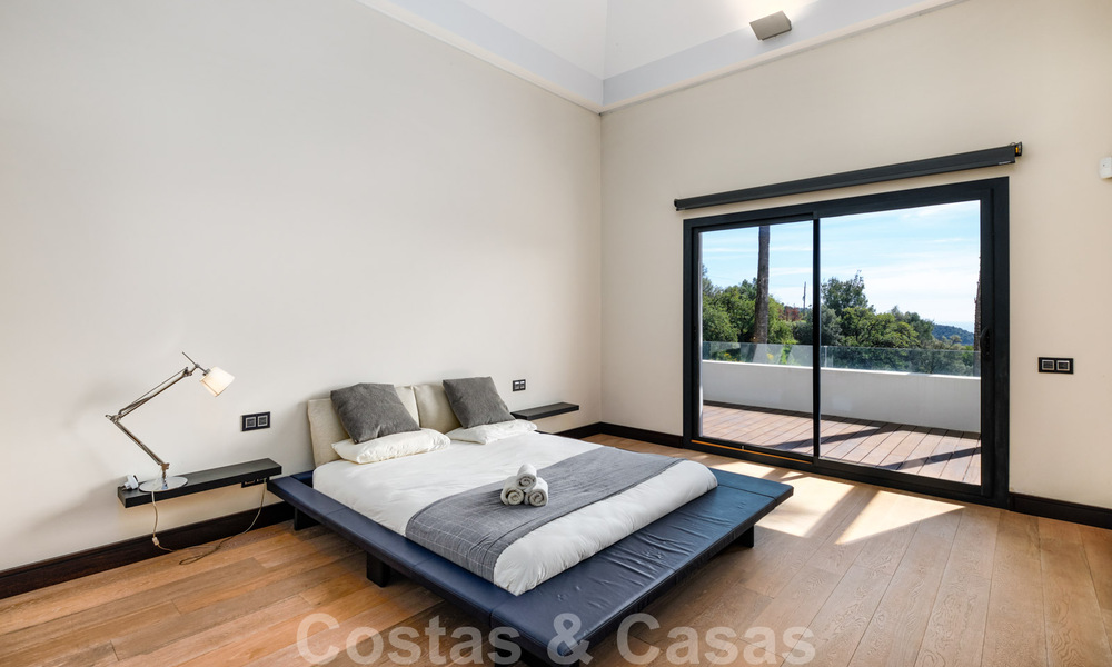 Eigentijdse villa te koop te midden de natuur met verbluffend uitzicht over het meer, de bergen en de zee vlak bij Marbella 33150