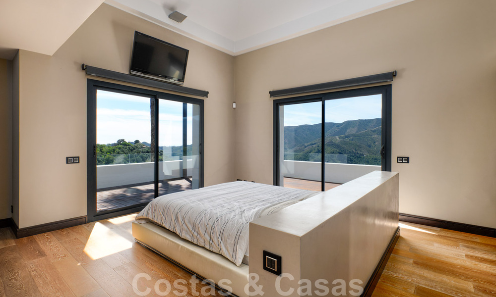 Eigentijdse villa te koop te midden de natuur met verbluffend uitzicht over het meer, de bergen en de zee vlak bij Marbella 33154