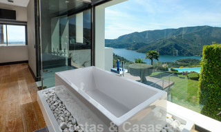Eigentijdse villa te koop te midden de natuur met verbluffend uitzicht over het meer, de bergen en de zee vlak bij Marbella 33159 